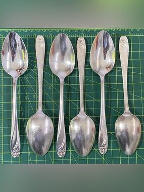 6 Vintage Daffodil 1847 Rogers Bros IS Silver Plated Dinner Spoons Not Sterling